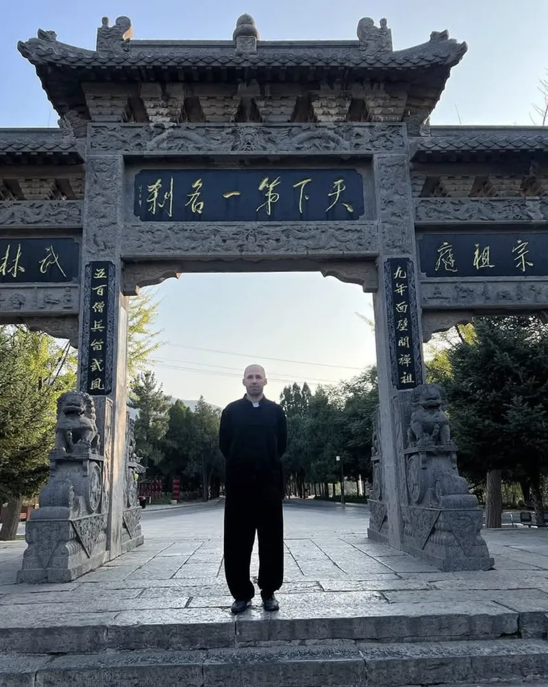 Миша Вихман у ворот Шаолиньского монастыря